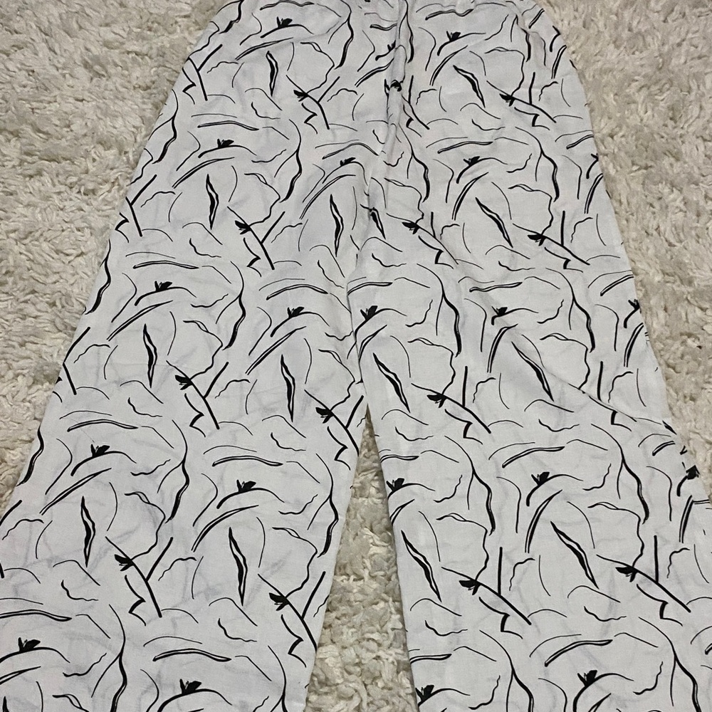 Little lies size small womens Abstract Black and White flare bottom Pants NWOT - Picture 11 of 16